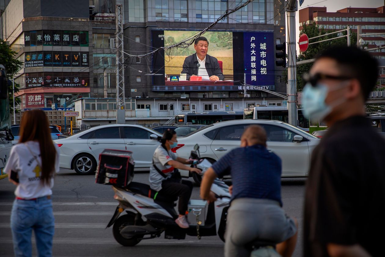 시진핑 중국 국가주석이 연설하는 모습이 방송되는 전광판을 앞을 무심히 지나가고 있는 중국 베이징 시민들. 시진핑 주석은 2017년부터“주택은 살기 위한 곳이지 투기를 위한 곳이 아니다”라며 부동산 시장 과열을 경계하고 있다. 베이징 AP 연헙뉴스