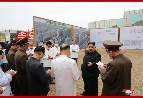 북한 김정은 국무위원장이 평양종합병원 건설현장을 현지지도했다고 20일 조선중앙통신이 보도했다.  김 위원장은 “설비, 자재보장사업에서 정책적으로 심히 탈선”하고 있고 “각종 지원사업을 장려함으로 해서 인민들에게 오히려 부담을 들씌우고 있다”며 건설연합상무를 질책했다고 중앙통신은 전했다.  이번 현지지도에는 박봉주·박태성 당 부위원장, 김재룡 내각총리 등이 함께했다.  조선중앙통신 홈페이지 캡처