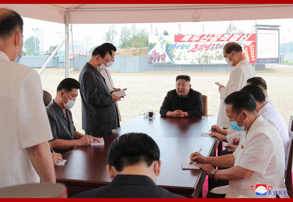 북한 김정은 국무위원장이 평양종합병원 건설현장을 현지지도했다고 20일 조선중앙통신이 보도했다.  김 위원장은 “설비, 자재보장사업에서 정책적으로 심히 탈선”하고 있고 “각종 지원사업을 장려함으로 해서 인민들에게 오히려 부담을 들씌우고 있다”며 건설연합상무를 질책했다고 중앙통신은 전했다.  이번 현지지도에는 박봉주·박태성 당 부위원장, 김재룡 내각총리 등이 함께했다.  조선중앙통신 홈페이지 캡처