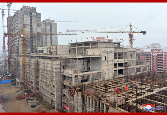 북한 김정은 국무위원장이 평양종합병원 건설 현장을 찾았다고 20일 조선중앙통신이 보도했다.  김 위원장은 현지지도에서 마구잡이식으로 공사가 진행되고 주민들의 부담을 늘린데 대해 엄하게 질책하면서 지휘부 교체를 지시했다고 중앙통신은 전했다. 김 위원장의 이 같은 질책은 북한이 국제사회의 대북제재와 신종 코로나바이러스 감염증(코로나19)에 따른 국경봉쇄 등으로 병원 건설에 쓰일 자재를 원활히 공급받지 못하고 있다는 점을 방증하는 것으로 보인다.  조선중앙통신 홈페이지 캡처