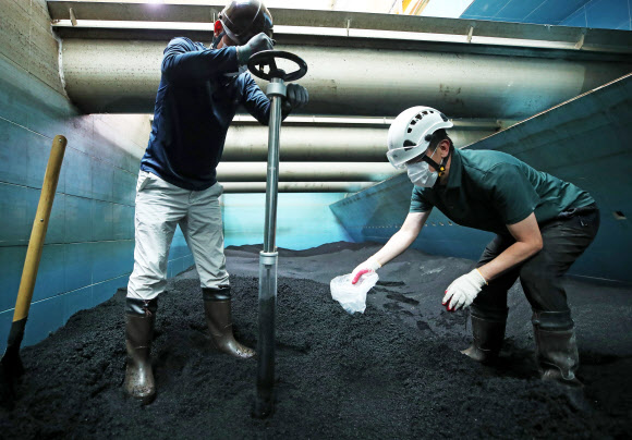 최근 인천시 등 일부 지자체 수돗물에서 유충이 발견됨에 따라 20일 오전 경기도 용인시상수도사업소 용인정수장에서 관계자들이 안전한 수돗물을 위해 여과지 활성탄 검체 채취 작업을 하고 있다. 2020.7.20  연합뉴스