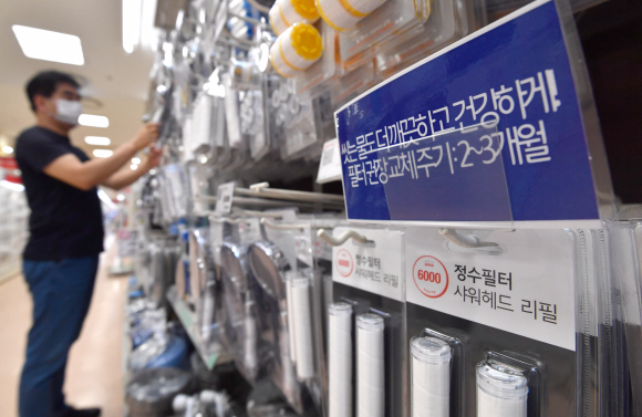 20일 서울의 한 대형마트에서 시민이 수돗물 정수필터를 구입하고 있다. 2020.7.20 박지환기자 popocar@seoul.co.kr