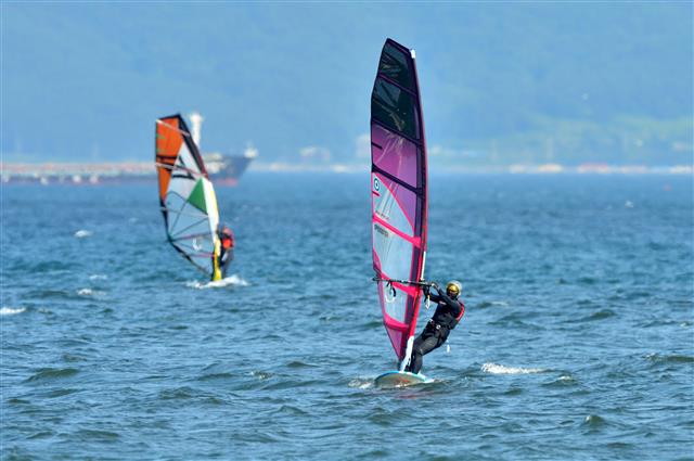 20일 오후 경북 포항시 북구 죽천리 앞 바다에서 윈드서핑이 파도를 가르고 있다. 2020.7.20 뉴스1