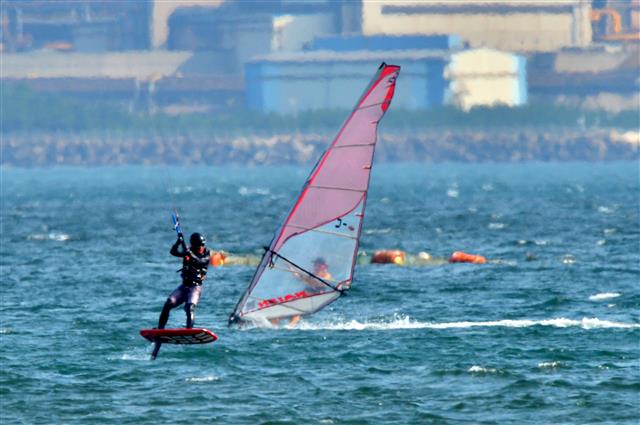 20일 오후 경북 포항시 북구 죽천리 앞 바다에서 윈드서핑과 카이트 보드가 파도를 가르고 있다. 2020.7.20 뉴스1