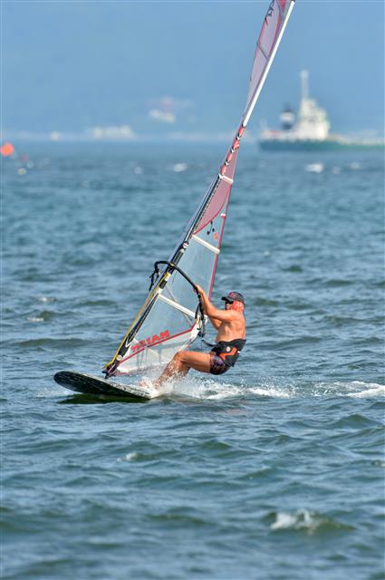 20일 오후 경북 포항시 북구 죽천리 앞 바다에서 윈드서핑이 파도를 가르고 있다. 2020.7.20 뉴스1