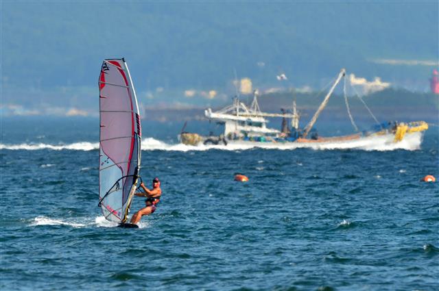 20일 오후 경북 포항시 북구 죽천리 앞 바다에서 윈드서핑이 파도를 가르고 있다. 2020.7.20 뉴스1