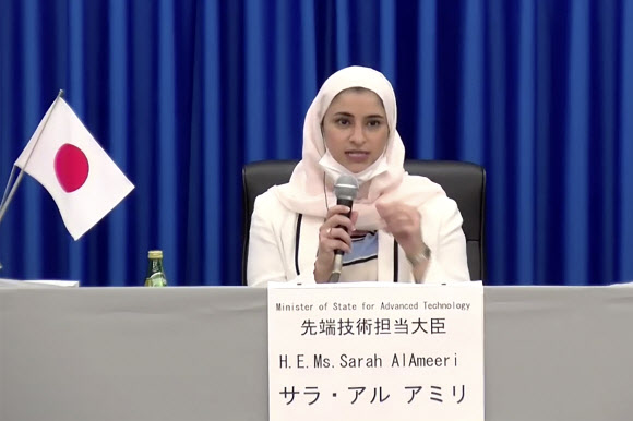 UAE의 화성 탐사 프로젝트를 주도한 여성 장관 사라 알아미리가 이날 다네가시마 우주센터에서 기자회견을 하는 모습. 다네가시마 AP 연합뉴스
