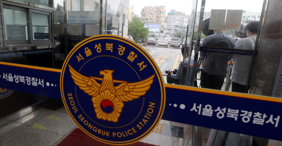 성북경찰서 앞 대기 중인 기자들