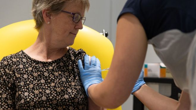 영국 옥스퍼드대와 제약사 아스트라제네카가 공동 개발하는 코로나19 백신 후보물질을 인체에 주입하는 시험이 진행되고 있다. 옥스퍼드대 제공 BBC 홈페이지 캡처