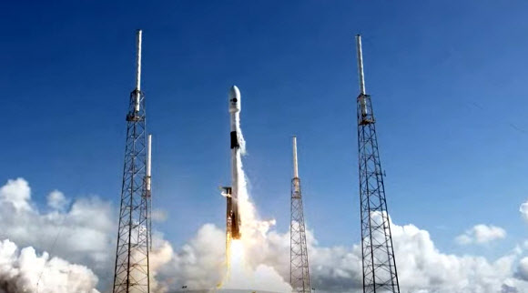 한국군 첫 전용 통신위성 ‘아나시스(Anasis) 2호’를 실은 팰컨9 로켓이 21일 오전 미국 플로리다주 케이프커내버럴 공군기지에서 발사되고 있다. 스페이스X 유튜브 캡처. 연합뉴스