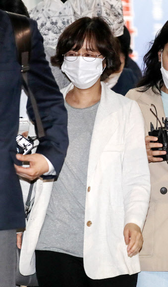 박원순 전 서울시장의 성추행 의혹을 가장 먼저 인지한 것으로 알려진 임순영 서울시 젠더 특보가 21일 새벽 조사를 마친 후 서울 성북경찰서를 나서고 있다. 2020.7.21  연합뉴스