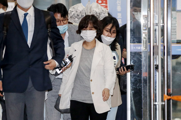 박원순 전 서울시장의 성추행 의혹을 가장 먼저 인지한 것으로 알려진 임순영 서울시 젠더 특보가 21일 새벽 조사를 마친 후 서울 성북경찰서를 나서고 있다. 2020.7.21  연합뉴스