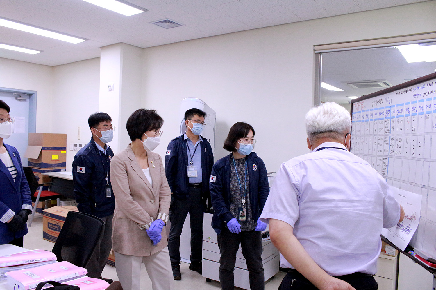 김상희 국회부의장은 21일 오후 인천공항 검역 현장을 방문해 해외입국자에 대한 코로나19 검역 과정을 점검하고, 검역소 관계자들을 격려했다.