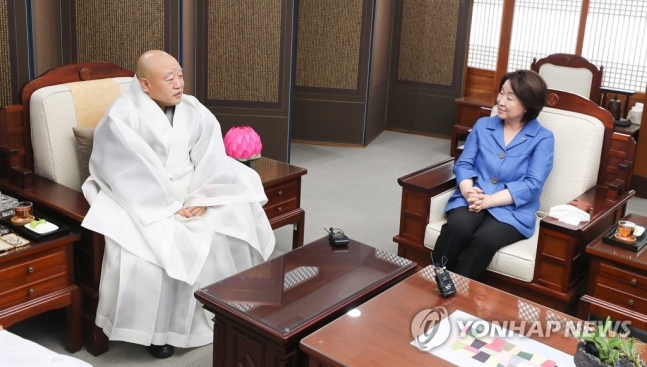 정의당 심상정 대표가 21일 오후 서울 조계사에서 조계종 총무원장 원행스님을 예방해 이야기를 나누고 있다
