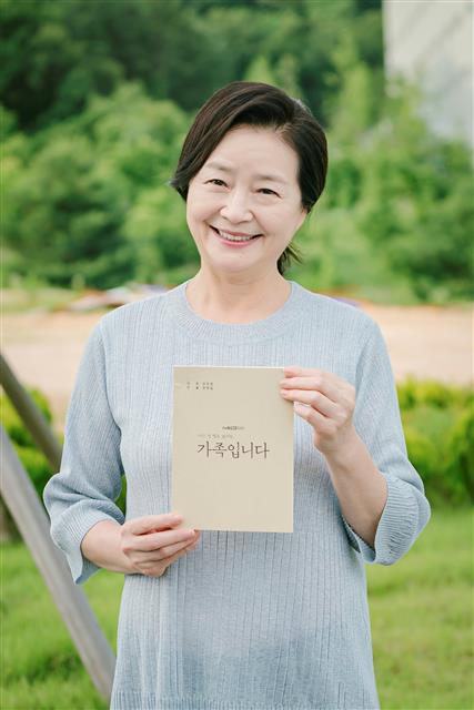 드라마 ‘(아는 건 별로 없지만) 가족입니다’에서 이진숙으로 열연한 배우 원미경은 “한국에서 혼자 촬영한 기간이 외롭기도 했지만, 지난 시간을 돌이켜 보고 다른 가족들의 마음도 생각하는 소중한 시간이었다”고 말했다.<br>tvN 제공