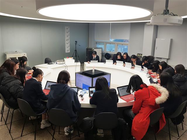 서울 창덕여중의 ‘누리방´은 학생들이 원형 테이블에 모여 앉아 태블릿PC를 사용할 수 있는 공간이다. 학생들은 서로 마주 보고 소통하며 교실 전면은 프로젝터로 사용된다. 한국교육 녹색환경연구원 제공