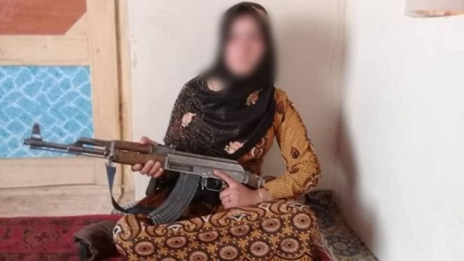 눈앞에서 부모를 살해한 탈레반 무장요원 둘을 사살하고 여러 명을 부상 입힌 아프가니스탄 소녀 카마르 굴이 AK47 소총을 든 채 촬영에 응하고 있다. 페이스북 캡처