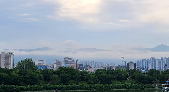 22일 오전 강원 춘천시 도심에 구름이 낮게 내려앉아 있다. 2020.7.22  연합뉴스