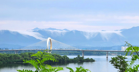 22일 오전 강원 춘천시 춘천대교 너머 산에 구름이 낮게 내려앉아 있다. 2020.7.22  연합뉴스