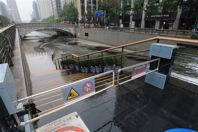 절기상 1년 중 가장 덥다는 대서(大暑)인 22일 오전 서울 청계천이 내리는 비에 출입이 통제되고 있다. 2020.7.22 뉴스1