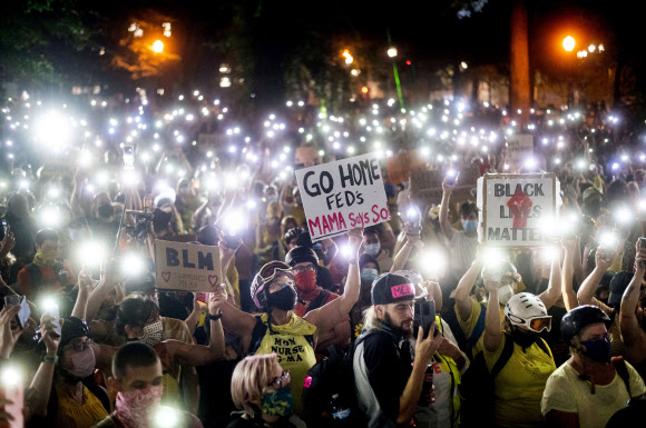 지난 20일(현지시간) 시위대들이 포틀랜드에서 휴대전화 불빛으로 평화 시위를 하고 있다,. AP통신
