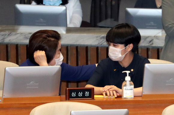 정의당 심상정 대표와 류호정 의원이 22일 국회 본회의에서 열린 정치·외교·통일·안보에 관한 대정부질문에 참석, 대화하고 있다. 2020.7.22  연합뉴스