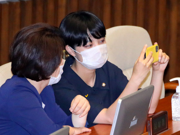 정의당 심상정 대표(왼쪽)와 류호정 의원이 22일 국회 본회의장에서 대화하고 있다.  2020.7.22  연합뉴스