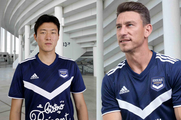 프랑스 프로축구 보르도가 22일(현지시간) 아디다스와의 새로운 파트너십으로 제작된 2020-2021시즌 유니폼을 홈페이지 등을 통해 발표했다. 팀의 주요 선수가 사진 속 모델로 새 유니폼을 선보였는데, 황의조도 프랑스 국가대표 출신의 베테랑 수비수 로랑 코시엘니 등과 함께 등장했다. 사진은 보르도 새 유니폼 입은 황의조(왼쪽)와 코시엘니. 2020.7.23 구단 홈페이지 캡처