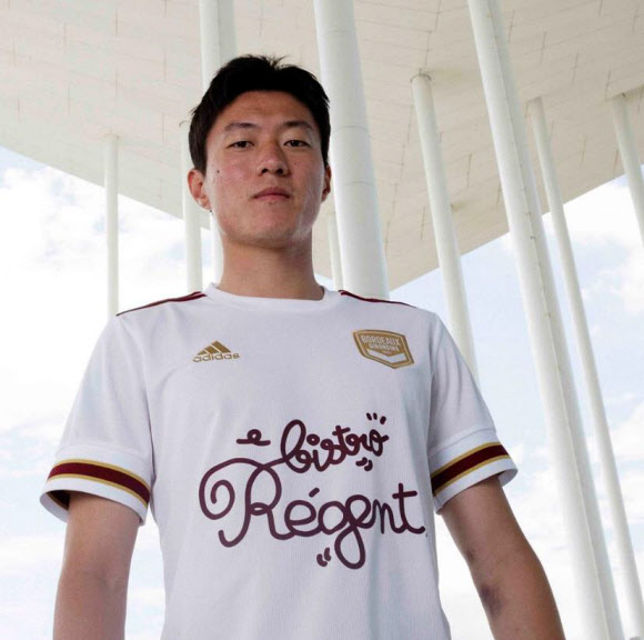 프랑스 프로축구 보르도가 22일(현지시간) 아디다스와의 새로운 파트너십으로 제작된 2020-2021시즌 유니폼을 홈페이지 등을 통해 발표했다. 팀의 주요 선수가 사진 속 모델로 새 유니폼을 선보였는데, 황의조도 프랑스 국가대표 출신의 베테랑 수비수 로랑 코시엘니 등과 함께 등장했다. 사진은 보르도 새 원정 유니폼 입은 황의조. 2020.7.23 구단 인스타그램 캡처