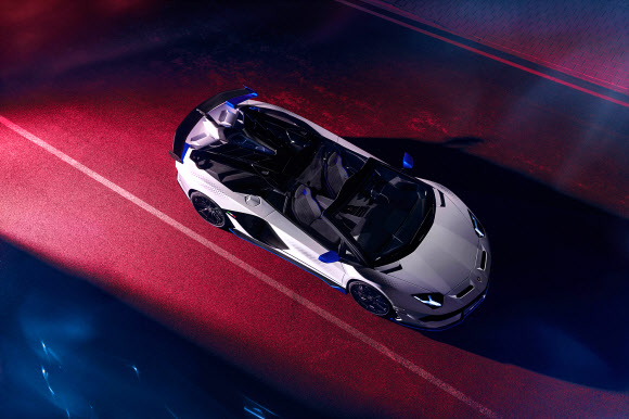 람보르기니가 고객 맞춤형 커스터마이징 프로그램인 애드 퍼스넘의 온라인 스튜디오 오픈을 기념해 10대만 한정판으로 제작되는 ‘아벤타도르 SVJ Xago 에디션’을 공개했다고 23일 밝혔다. 아벤타도르 SVJ 구매 예정인 고객들은 애드 퍼스넘 스튜디오에서 직접 커스터마이징 할 수 있다. 사진은 아벤타도르 SVJ Xago 에디션 외관. 2020.7.23  람보르기니서울 제공