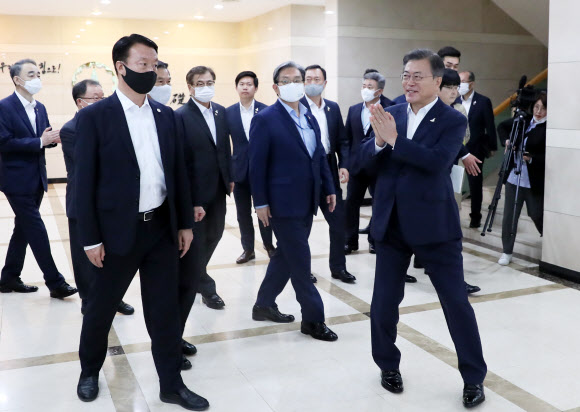 문재인 대통령이 23일 대전 유성에 위치한 국방과학연구소에서 첨단 무기와 군사장비를 시찰한 뒤 이동하며 연구진에게 격려의 박수를 보내고 있다. 2020.7.23  연합뉴스