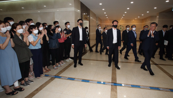 문재인 대통령이 23일 대전 유성에 위치한 국방과학연구소에서 첨단 무기와 군사장비를 시찰한 뒤 이동하며 연구진에게 격려의 박수를 보내고 있다. 2020. 7. 23  도준석 기자pado@seoul.co.kr