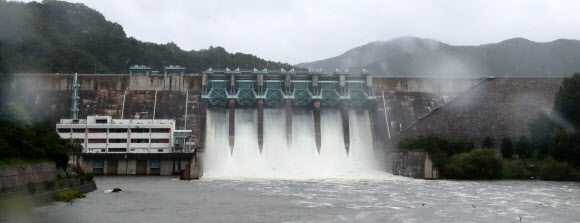 23일 오후 충북 청주시 대청댐이 최근 장맛비로 빗물 유입량이 많아져 수위 조절을 위해 8년 만에 6개 수문을 열고 초당 800t의 물을 방류하고 있다. 2020.7.23  연합뉴스