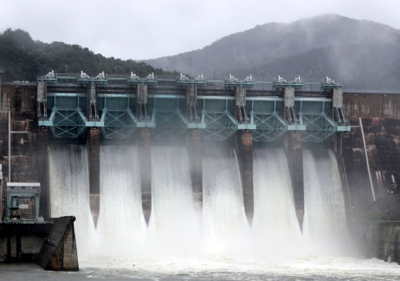 23일 오후 충북 청주시 대청댐이 최근 장맛비로 빗물 유입량이 많아져 수위 조절을 위해 8년 만에 6개 수문을 열고 초당 800t의 물을 방류하고 있다. 2020.7.23 연합뉴스