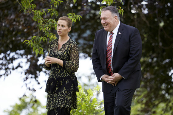 메테 프레데릭센(왼쪽) 덴마크 총리가 22일(현지시간) 마이크 폼페이오 미국 국무장관을 코펜하겐에 있는 총리 관저인 마리엔보르크 성에서 산책하면서 환담하고 있다. 코펜하겐 AP 연합뉴스