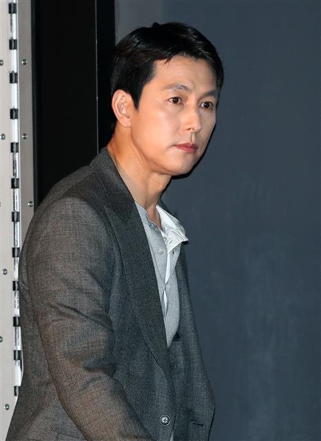 배우 정우성이 23일 오후 서울 광진구 롯데시네마 건대입구점에서 열린 영화 ‘강철비2: 정상회담’ 초청시사회에 참석하고 있다. ‘강철비2: 정상회담’은 남북미 정상회담 중에 북의 쿠데타로 세 정상이 북의 핵잠수함에 납치된 후 벌어지는 전쟁 직전의 위기 상황을 그리는 영화이며 오는 29일 개봉한다. 2020.7.23 뉴스1