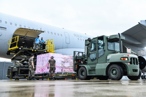 이라크 근로자 수송 공군 공중급유기 투입 