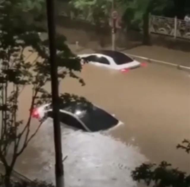 23일 오후 부산의 한 도로에 폭우로 차량이 물에 잠겨 있다. 2020.7.23 뉴스1