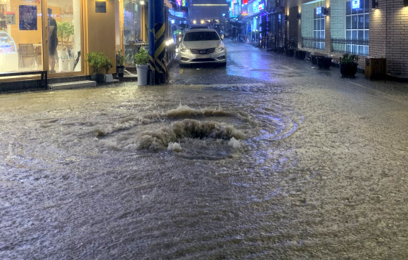 23일 많은 비가 내리면서 부산 부산진구 한 도로가 침수되고 있다. 2020.7.24  부산소방재난본부 제공