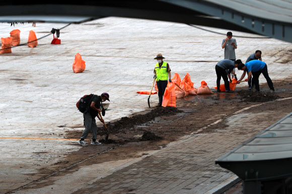 24일 오후 부산 동구 부산역 일대가 밤사이 내린 집중호우로 인해 진흙으로 뒤덮여 있다. 2020.7.24  연합뉴스