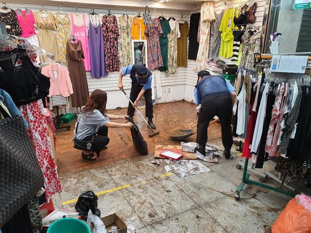 24일 오전 부산역 지하상가에서 상인들이 집중호우 피해 복구 작업을 하고 있다. 2020.7.24 뉴스1