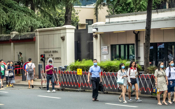 중국이 24일 쓰촨성 청두 주재 미국 총영사관에 폐쇄조치를 요청한 가운데 이날 총영사관 앞으로 현지 시민들이 지나가고 있다. 청두 EPA 연합뉴스