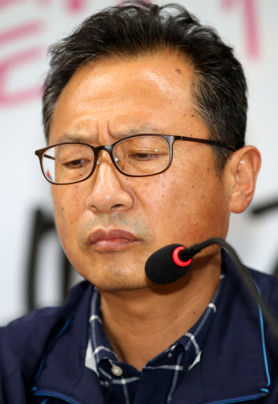 김명환 민주노총 위원장이 24일 오후 서울 중구 민주노총에서 기자회견을 열고 자신의 거취를 포함한 입장을 밝히고 있다. 2020.7.24  연합뉴스