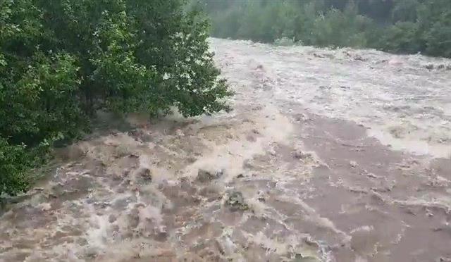 폭우로 불어난 비선대 계곡물