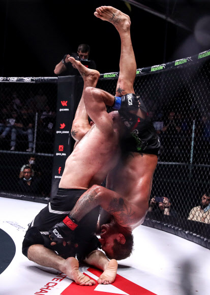 SOCHI, RUSSIA - JULY 24, 2020: Russian MMA fighters Magomed Ismailov (L) and Alexander Emelianenko fight in their bout at the ACA 107 tournament. Valery Sharifulin/TASS/2020-07-25 08:31:03/ <연합뉴스