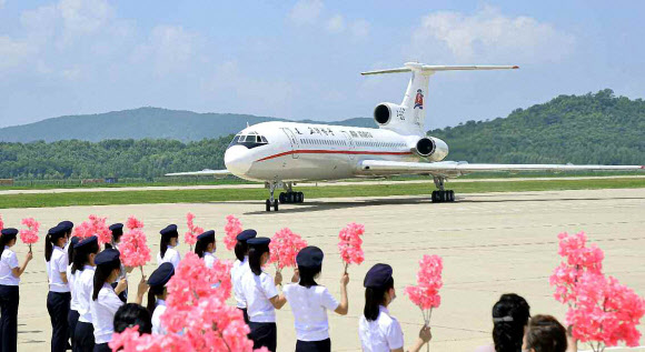 북한 노동당 기관지 노동신문은 26일 북한이 올해 정전협정 체결(7월27일) 67주년을 기념해 개최할 ‘전국노병대회’를 참가하기 위해 비행기를 타고 수도 평양으로 모인 노병들의 모습을 소개했다. 전국노병대회는 7월 27일 북한의 ‘조국해방전쟁 승리의 날’(정전협정일)을 기념해 열리는 행사로, 김정은 국무위원장 집권 이후엔 2012년, 2013년, 2015년, 2018년에 개최됐고 올해가 5번째다. 2020.7.26  노동신문 홈페이지 캡처