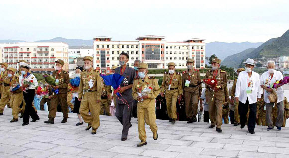 북한 노동당 기관지 노동신문은 26일 북한이 올해 정전협정 체결(7월27일) 67주년을 기념해 개최할 ‘전국노병대회’를 참가하기 위해 수도 평양으로 모인 노병들의 모습을 소개했다. 전국노병대회는 7월 27일 북한의 ‘조국해방전쟁 승리의 날’(정전협정일)을 기념해 열리는 행사로, 김정은 국무위원장 집권 이후엔 2012년, 2013년, 2015년, 2018년에 개최됐고 올해가 5번째다. 2020.7.26  노동신문 홈페이지 캡처