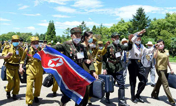 북한 노동당 기관지 노동신문은 26일 북한이 올해 정전협정 체결(7월27일) 67주년을 기념해 개최할 ‘전국노병대회’를 참가하기 위해 수도 평양으로 모인 노병들의 모습을 소개했다. 전국노병대회는 7월 27일 북한의 ‘조국해방전쟁 승리의 날’(정전협정일)을 기념해 열리는 행사로, 김정은 국무위원장 집권 이후엔 2012년, 2013년, 2015년, 2018년에 개최됐고 올해가 5번째다. 2020.7.26  노동신문 홈페이지 캡처