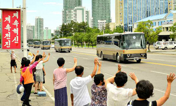 북한 노동당 기관지 노동신문은 26일 북한이 올해 정전협정 체결(7월27일) 67주년을 기념해 개최할 ‘전국노병대회’를 참가하기 위해 수도 평양으로 모인 노병들의 모습을 소개했다. 전국노병대회는 7월 27일 북한의 ‘조국해방전쟁 승리의 날’(정전협정일)을 기념해 열리는 행사로, 김정은 국무위원장 집권 이후엔 2012년, 2013년, 2015년, 2018년에 개최됐고 올해가 5번째다. 2020.7.26  노동신문 홈페이지 캡처