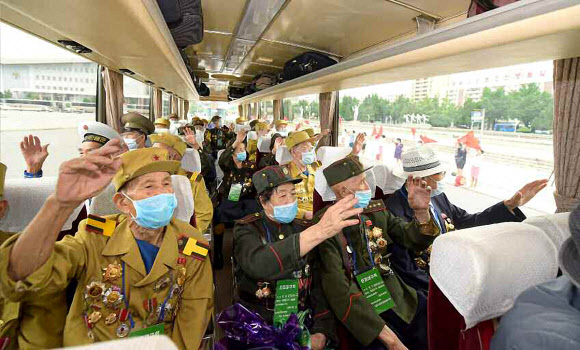 북한 노동당 기관지 노동신문은 26일 북한이 올해 정전협정 체결(7월27일) 67주년을 기념해 개최할 ‘전국노병대회’를 참가하기 위해 수도 평양으로 모인 노병들의 모습을 소개했다. 전국노병대회는 7월 27일 북한의 ‘조국해방전쟁 승리의 날’(정전협정일)을 기념해 열리는 행사로, 김정은 국무위원장 집권 이후엔 2012년, 2013년, 2015년, 2018년에 개최됐고 올해가 5번째다. 2020.7.26  노동신문 홈페이지 캡처